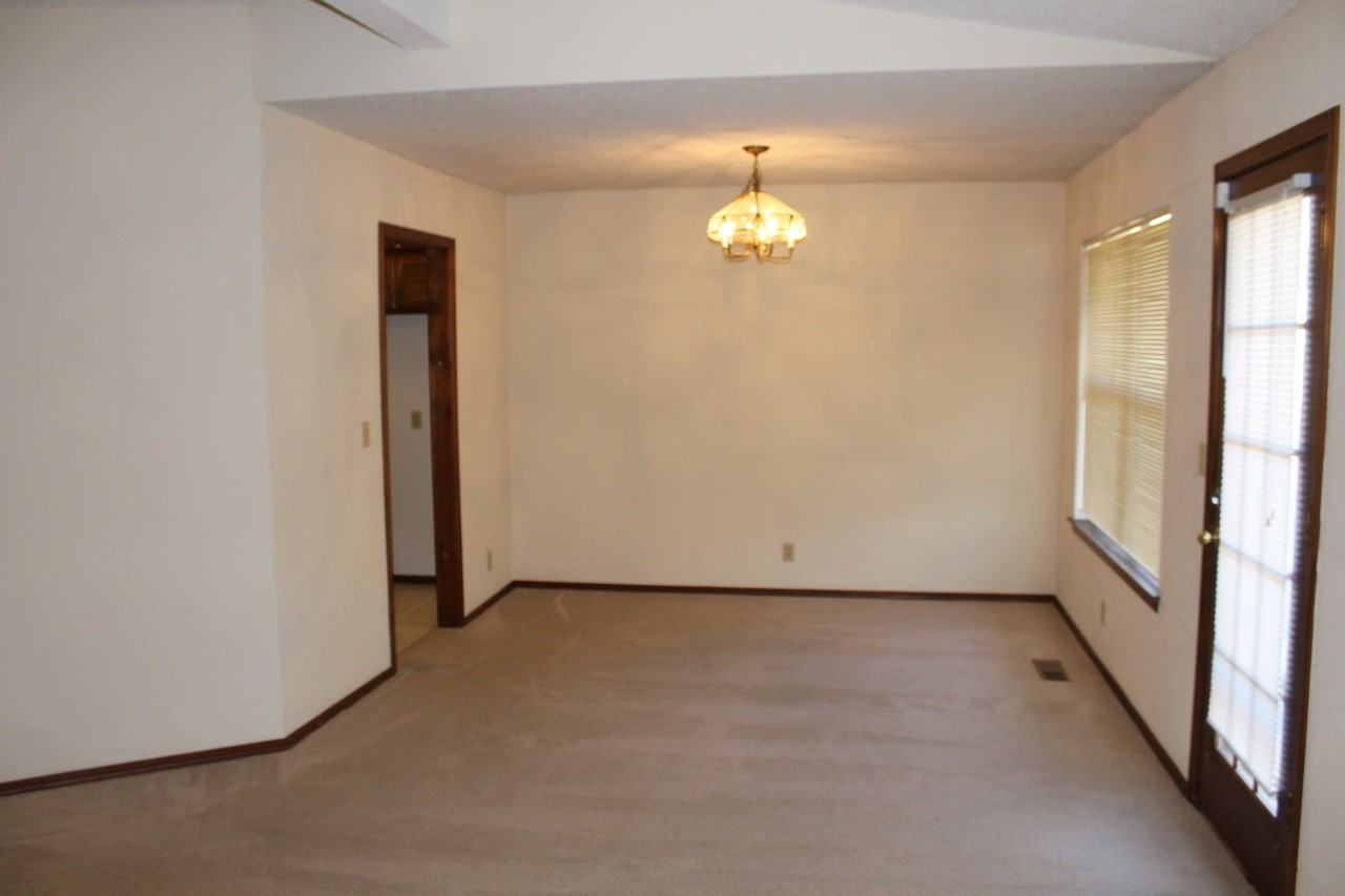 1801 N Cypress Ave - Photo 2 of 14