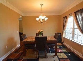 913 Oak Crest Dr - Photo 3 of 8