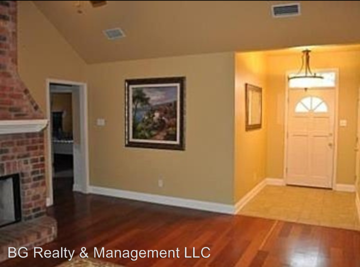 423 Lancaster Dr - Photo 2 of 10