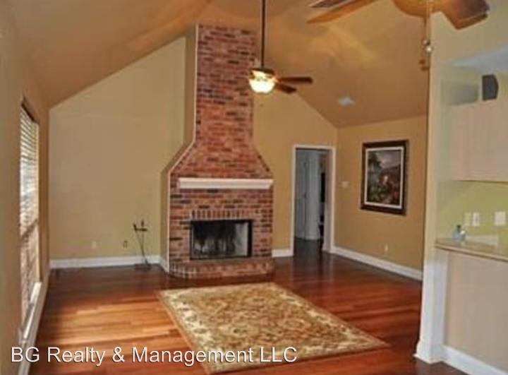 423 Lancaster Dr - Photo 3 of 10