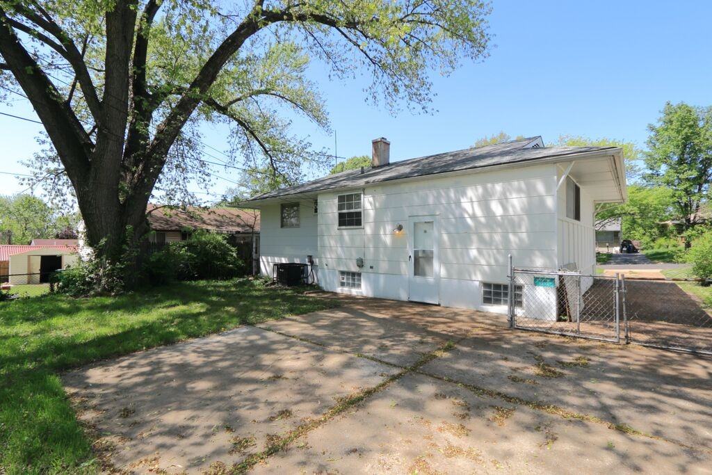 224 Roderick Dr - Photo 2 of 14