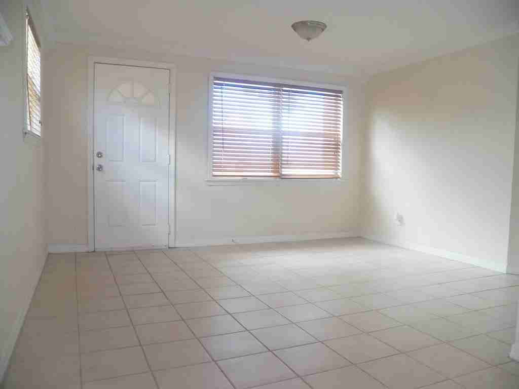 10118 114th Terrace N - Photo 3 of 13