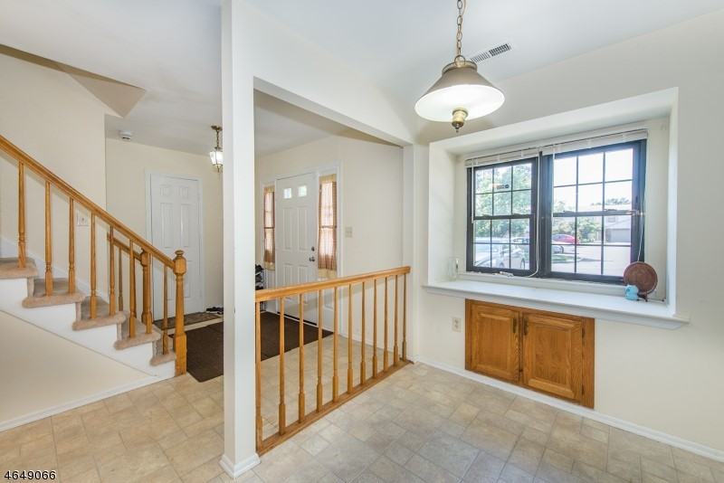 9 Exeter Ct - Photo 3 of 16