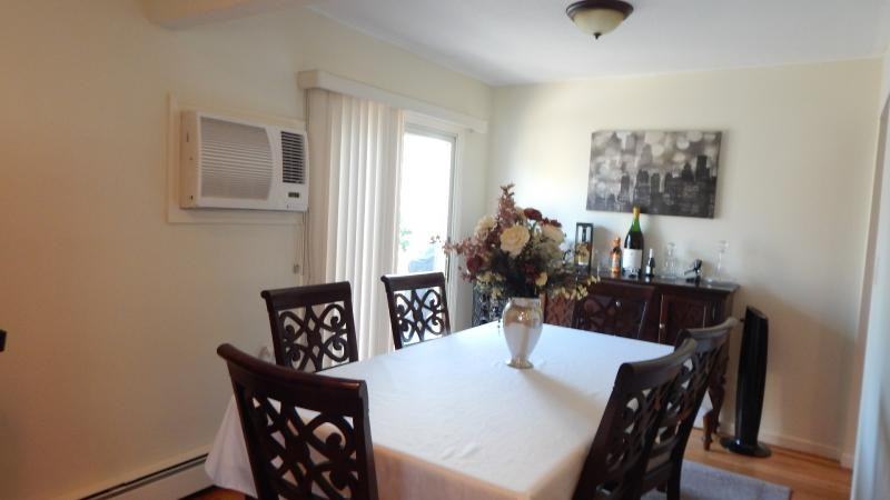 2394 Maple St - Photo 3 of 14