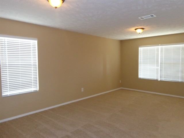 1140 7 Oaks Blvd - Photo 3 of 10