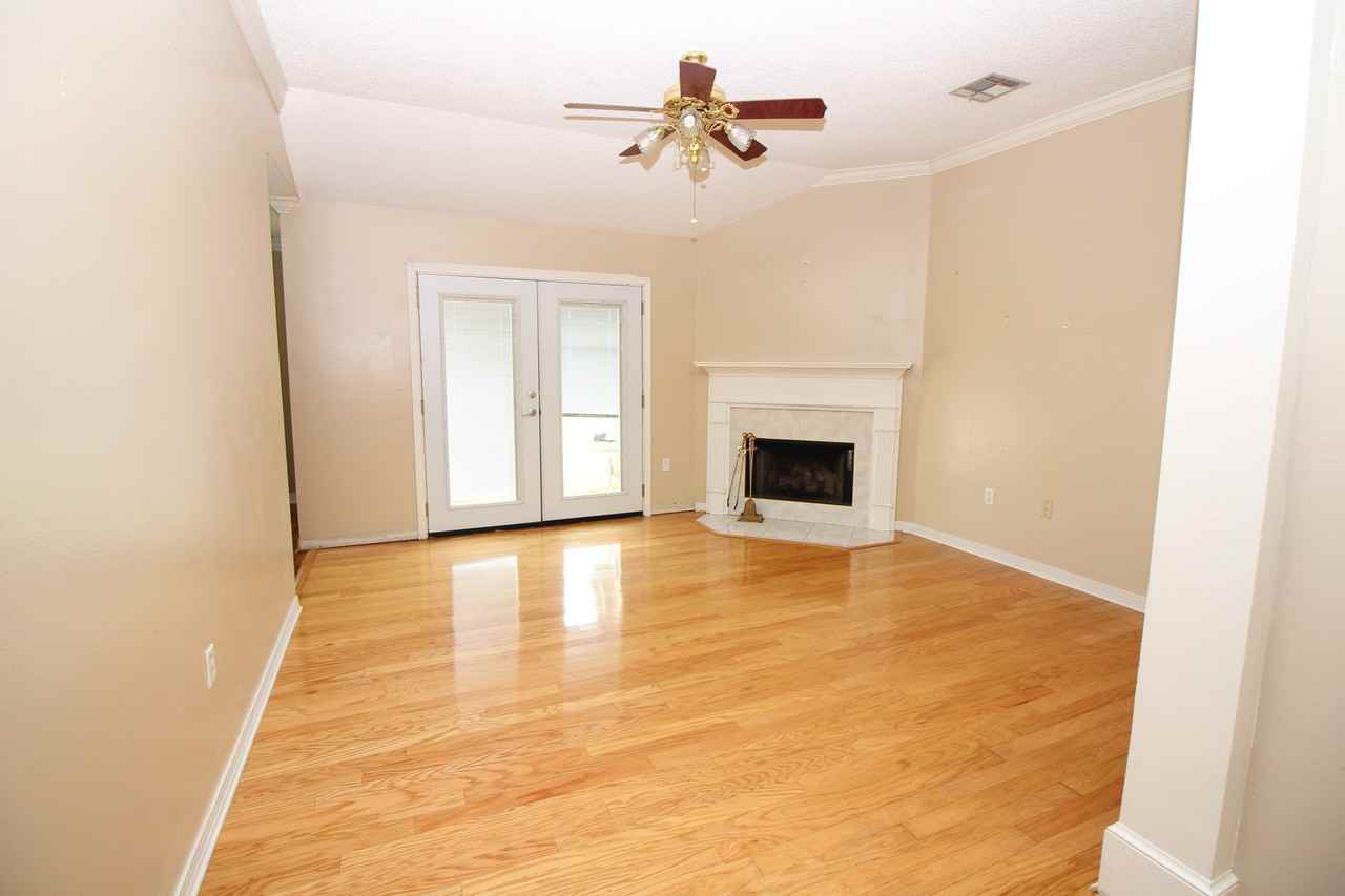 263 Wilson St - Photo 3 of 17