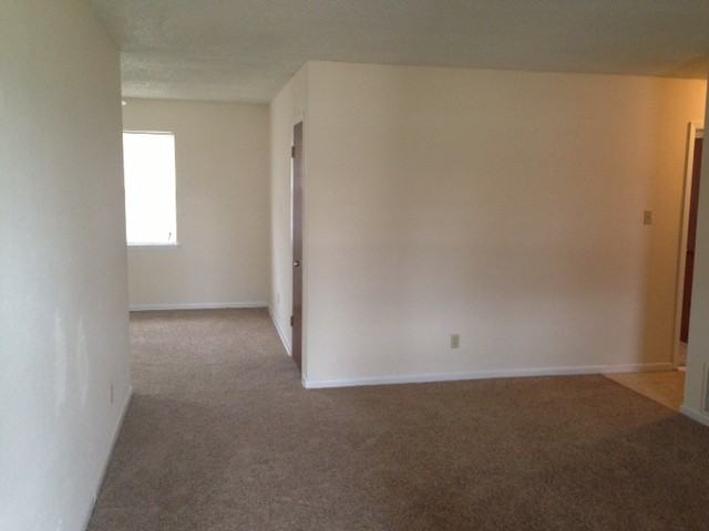 2425 Foxcroft Cir - Photo 2 of 11