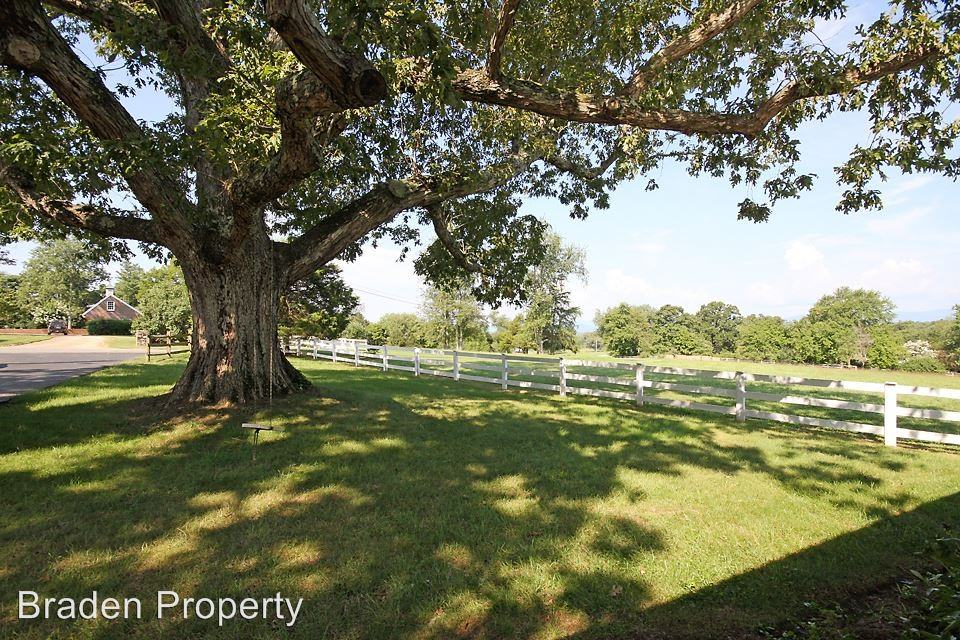 930 Rutledge Ln - Photo 2 of 16