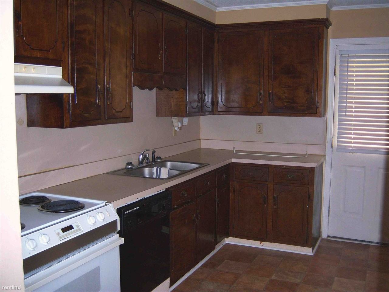 4680 Pinewood Rd - Photo 3 of 12