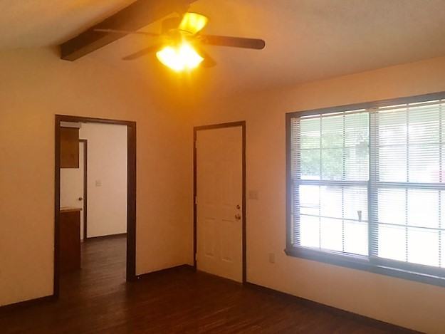 301 Hudson Dr - Photo 3 of 15