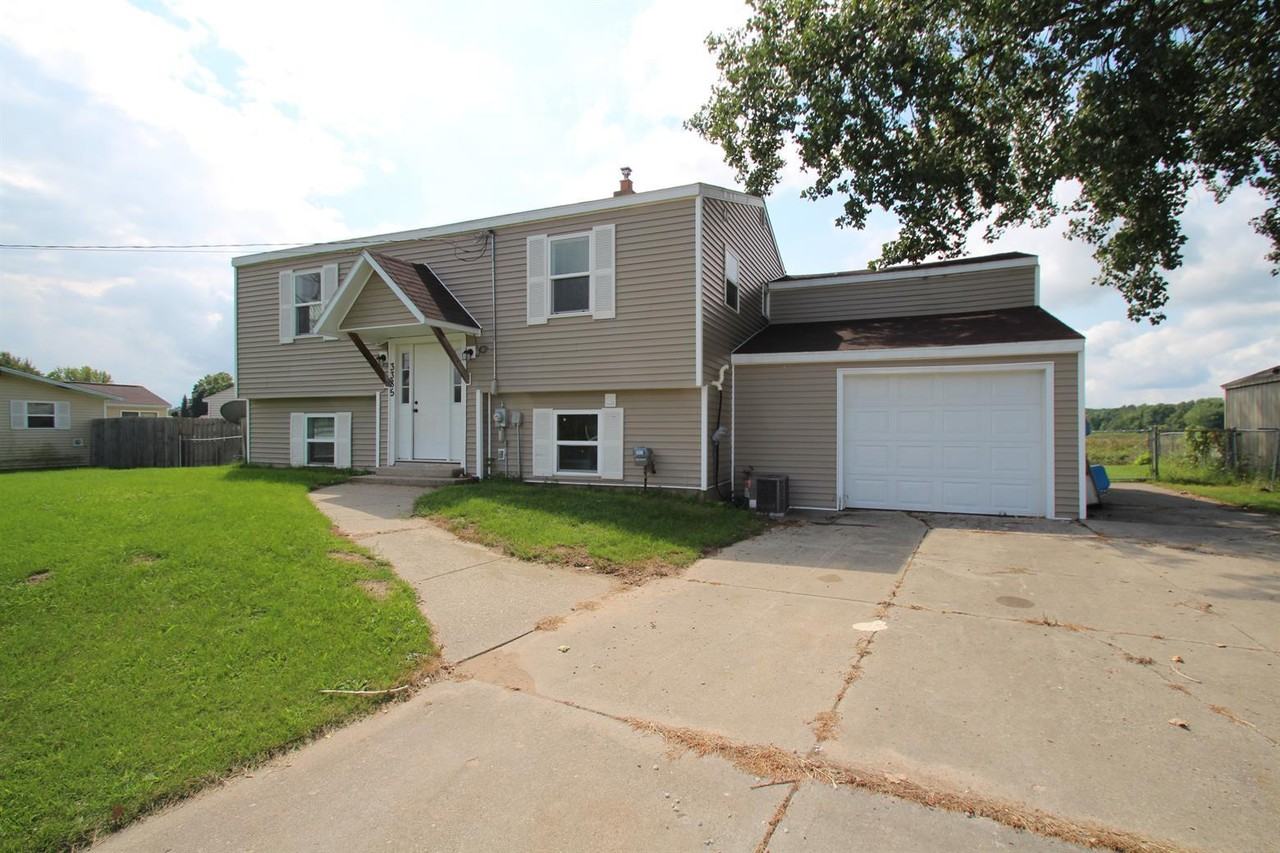 3385 Causeway Dr - Photo 2 of 33