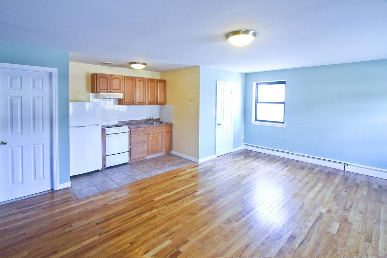 182 Davis Ave #3 - Photo 2 of 4