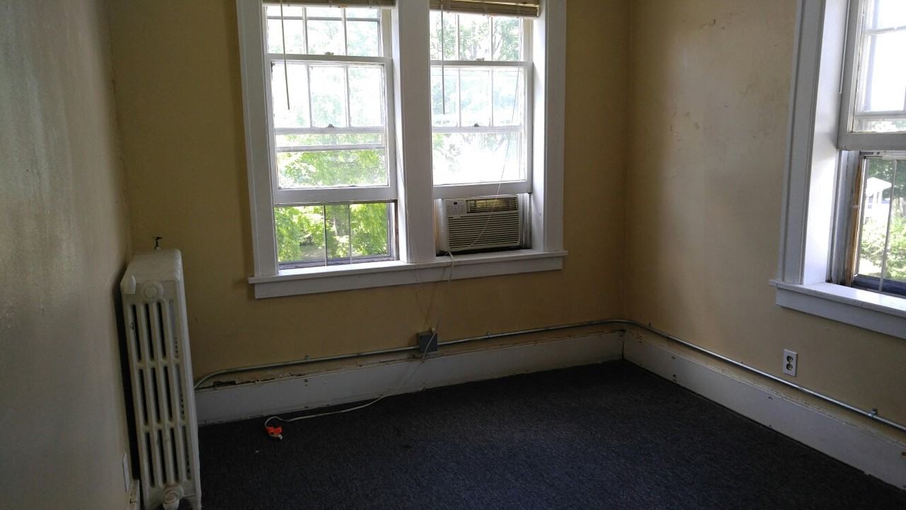 150 Devonshire Court - Photo 3 of 4