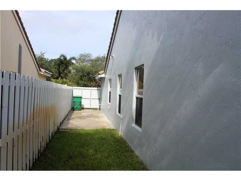 2041 SW 136th Way - Photo 3 of 8