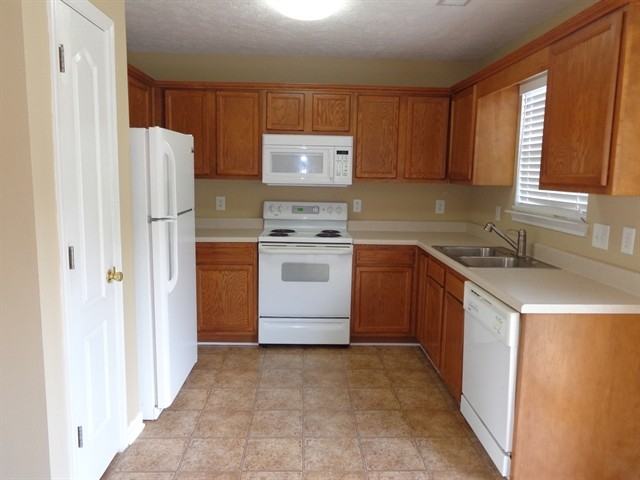 7425 Maggie Dr - Photo 3 of 10