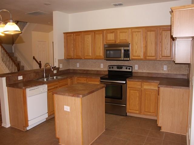 1008 Fredonia Dr - Photo 3 of 11