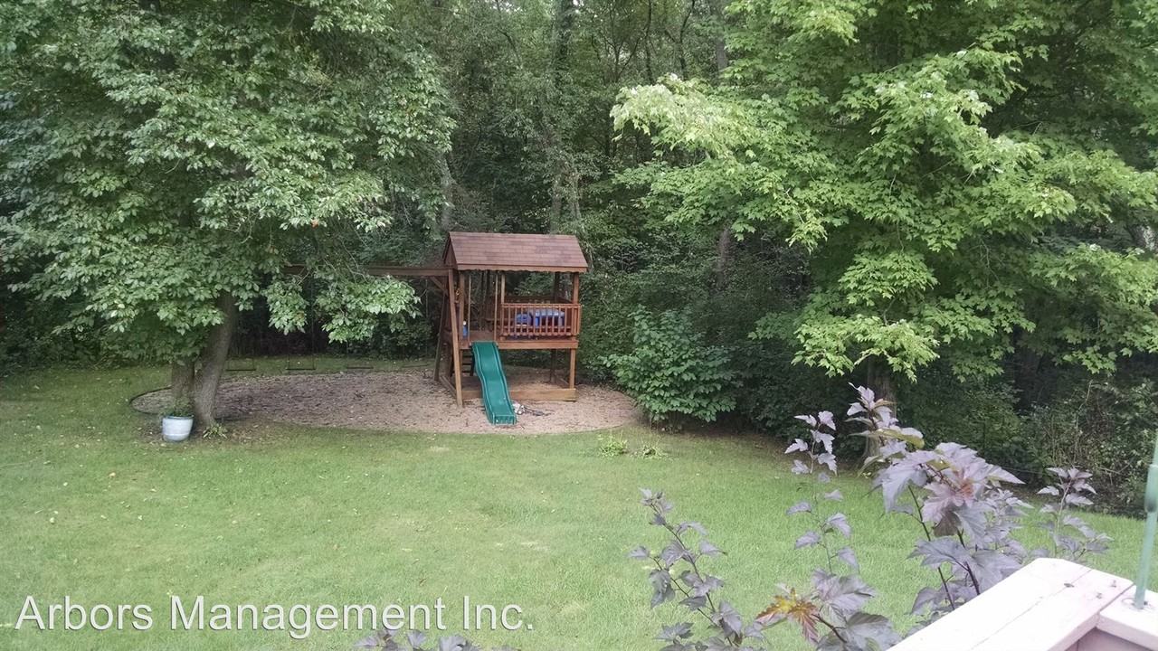 453 Cloverdale Dr - Photo 3 of 10