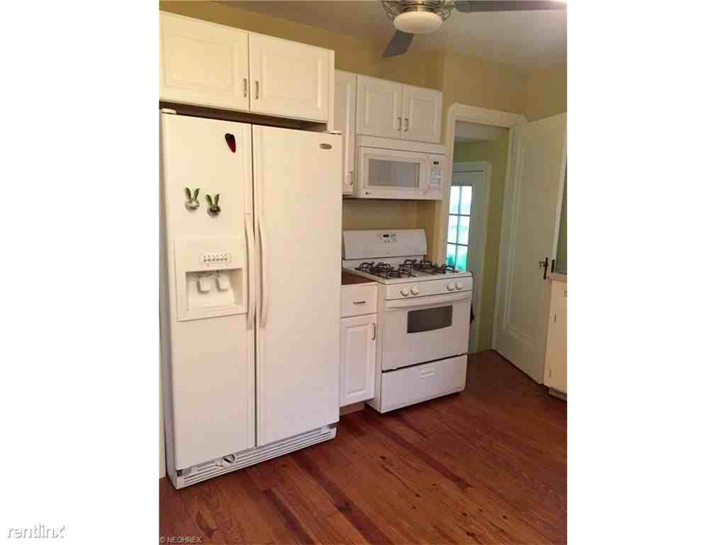 46 Edgewater Dr - Photo 2 of 10