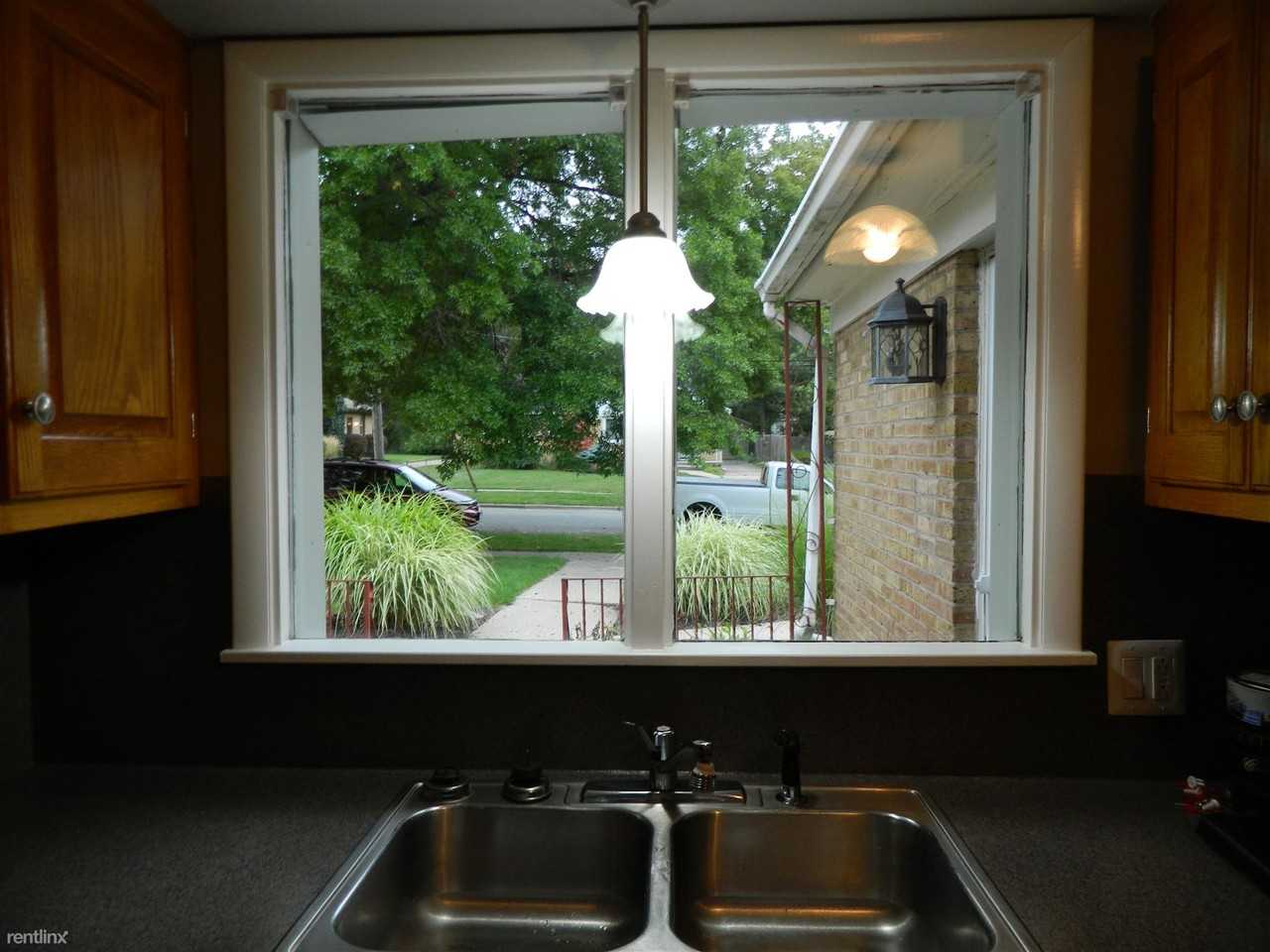 1947 Hutchinson Ave SE - Photo 2 of 8