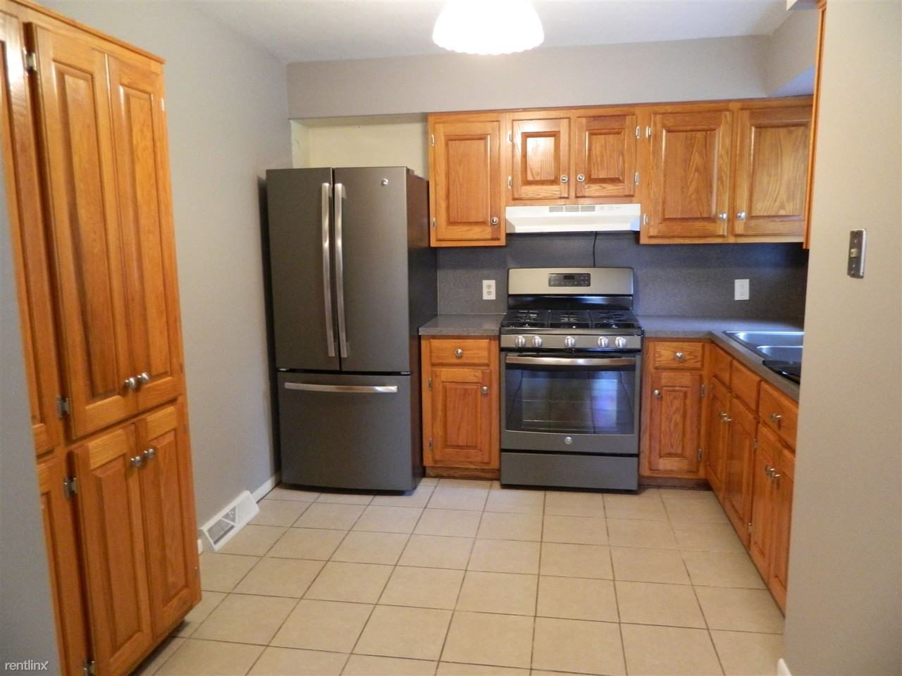 1947 Hutchinson Ave SE - Photo 3 of 8