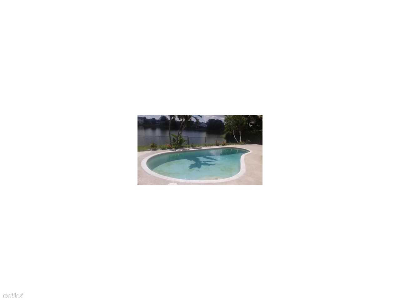 961 SW 100th Terrace - Photo 3 of 8