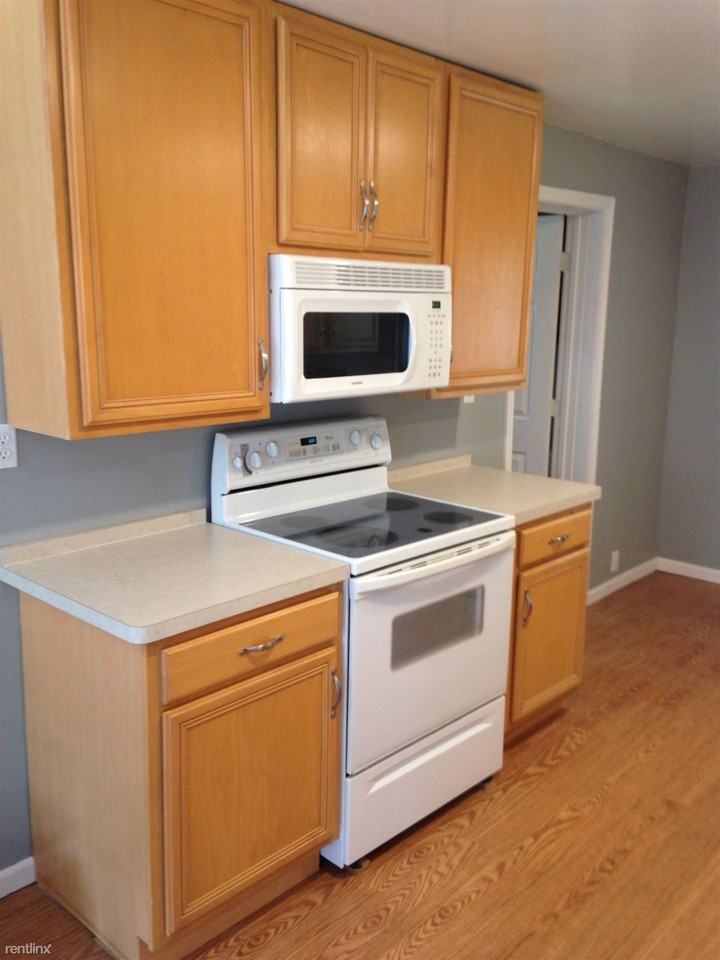302 W Summit St - Photo 2 of 9
