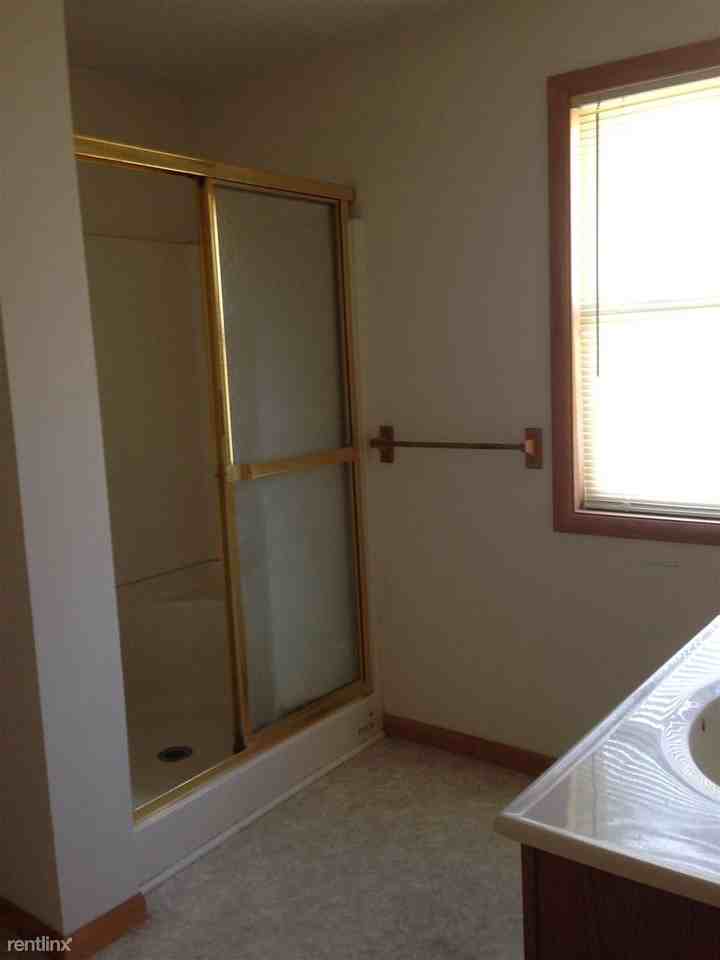 129 Pearl St - Photo 3 of 25