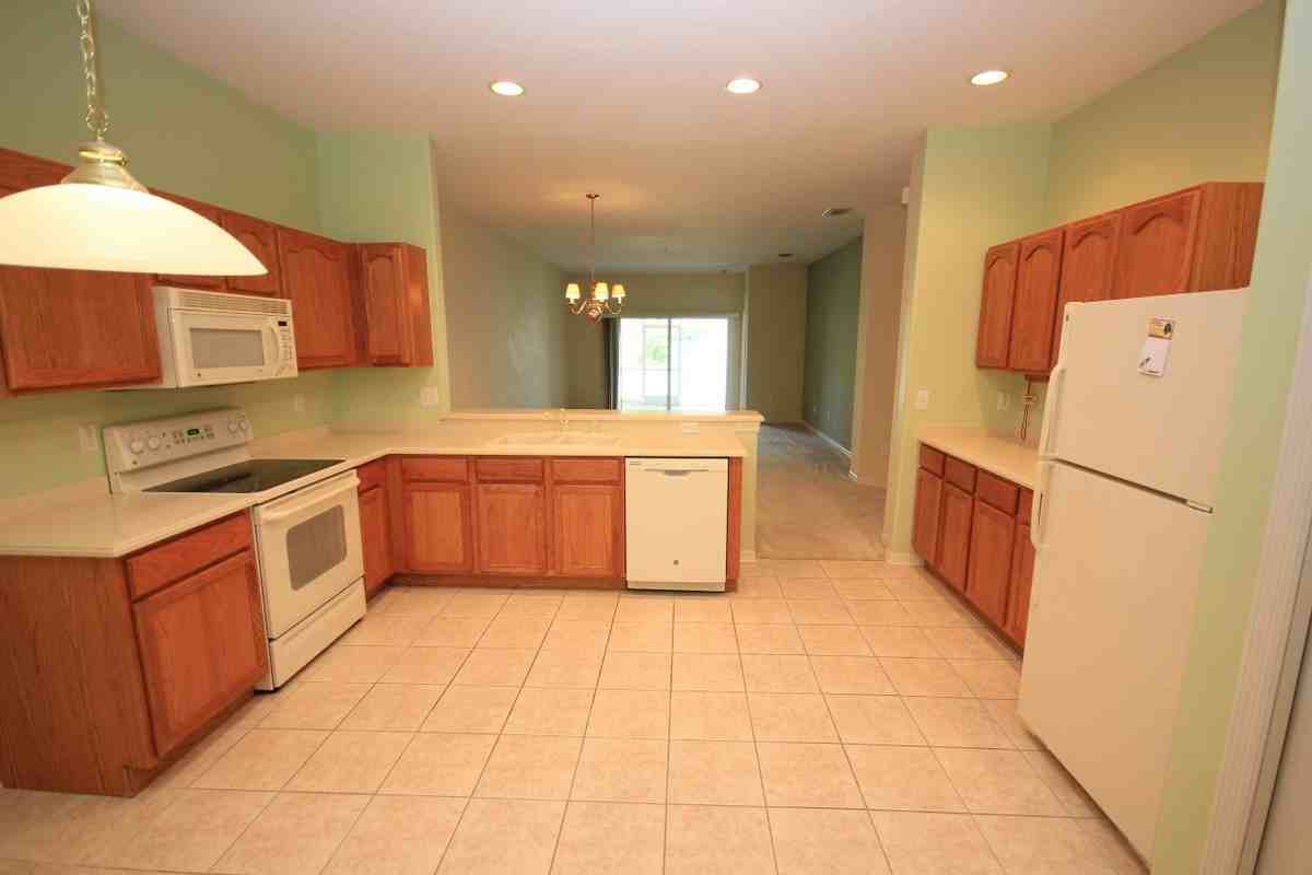 19137 Weymouth Dr - Photo 2 of 14