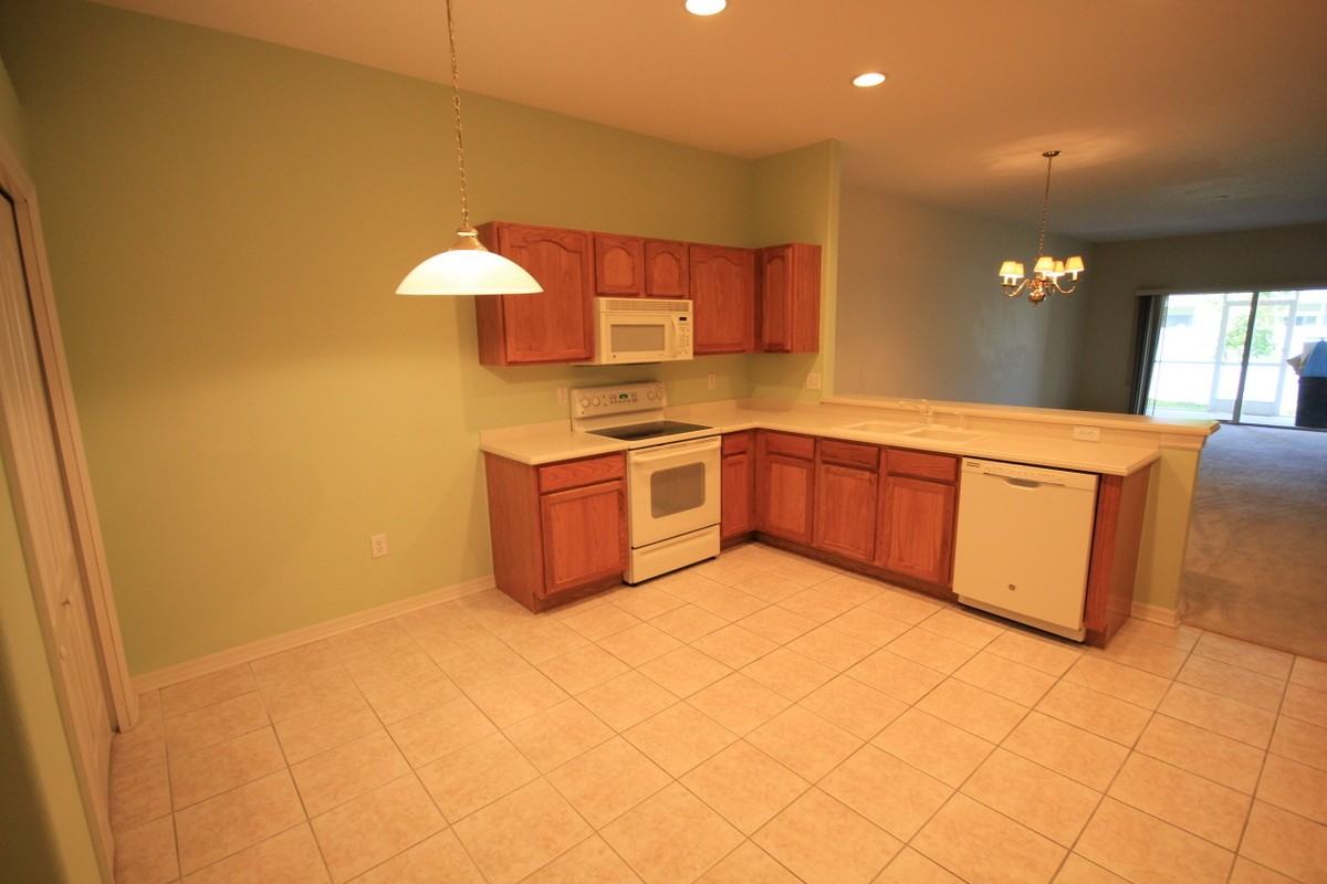 19137 Weymouth Dr - Photo 3 of 14