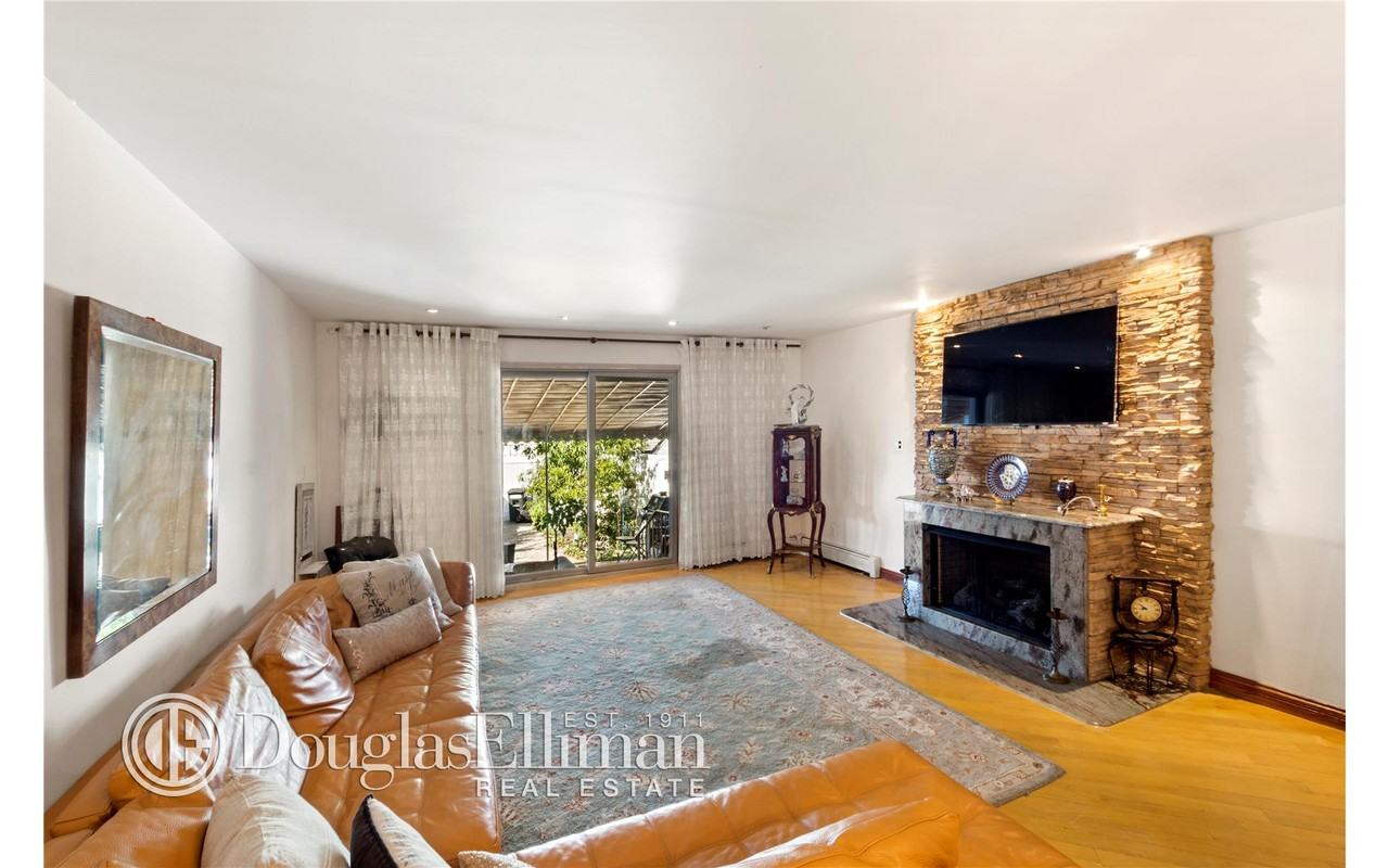 2914 Gerritsen Ave - Photo 2 of 6