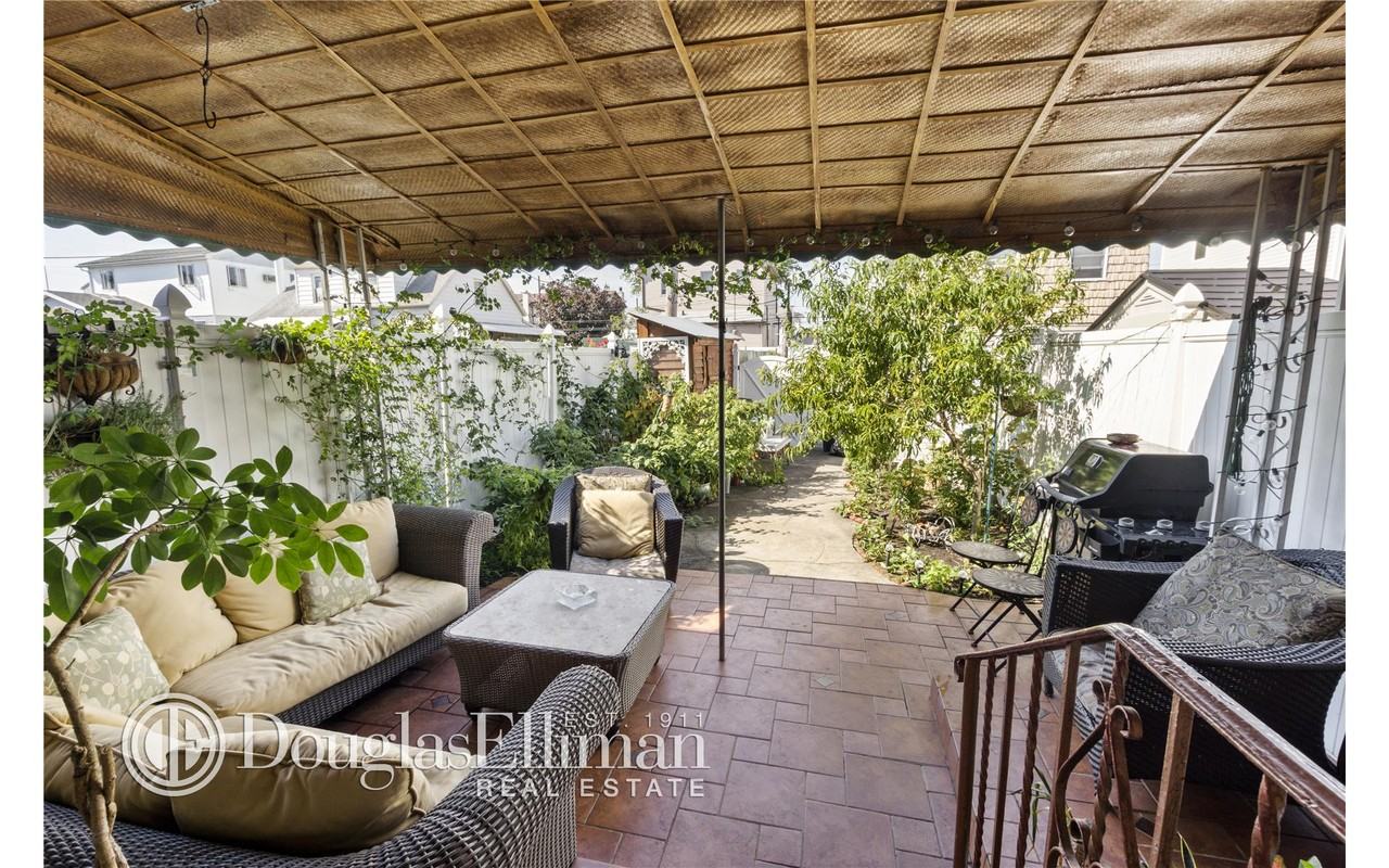 2914 Gerritsen Ave - Photo 3 of 6