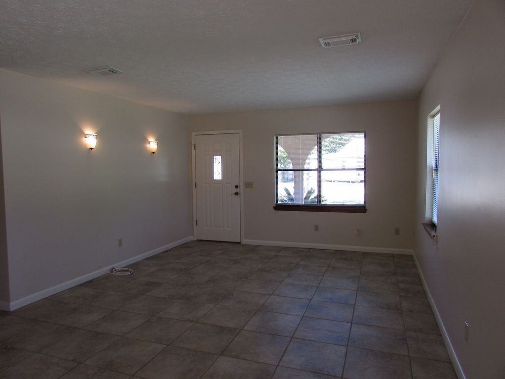 134 Lakeview Cir - Photo 3 of 8