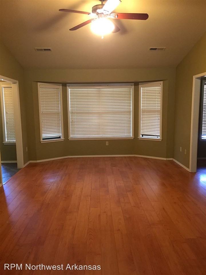 3105 N Warwick Dr - Photo 2 of 10