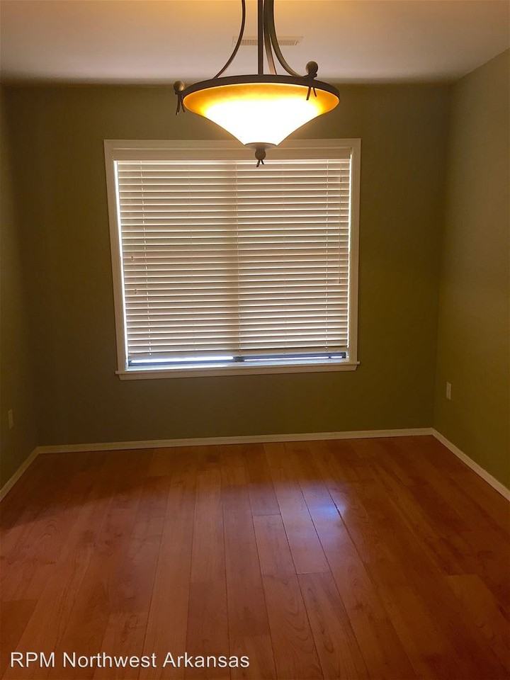 3105 N Warwick Dr - Photo 3 of 10