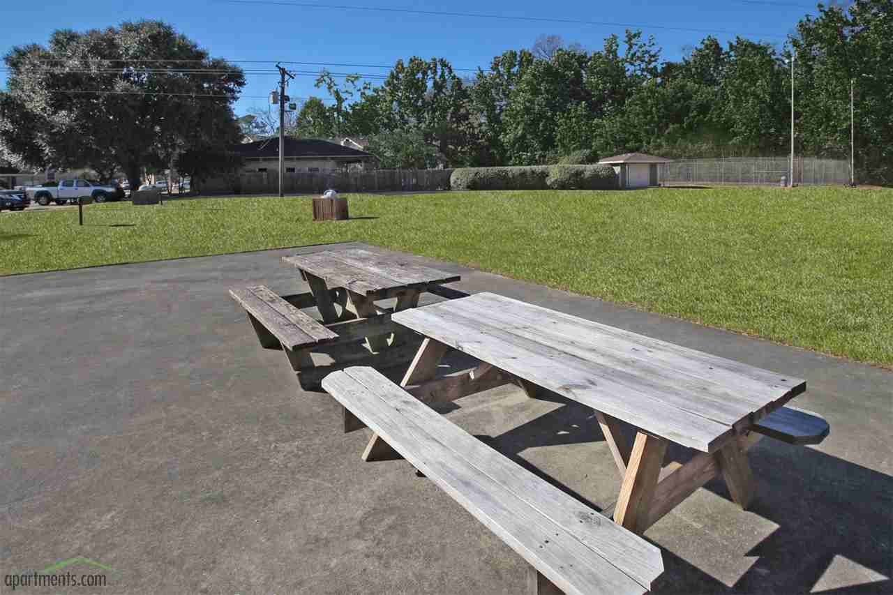 Shenandoah Bend Apartments - Photo 2 of 15