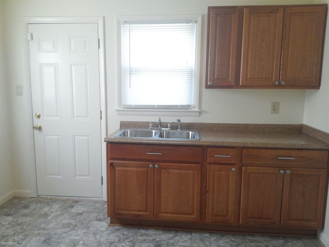 1147 32nd St - Photo 3 of 10