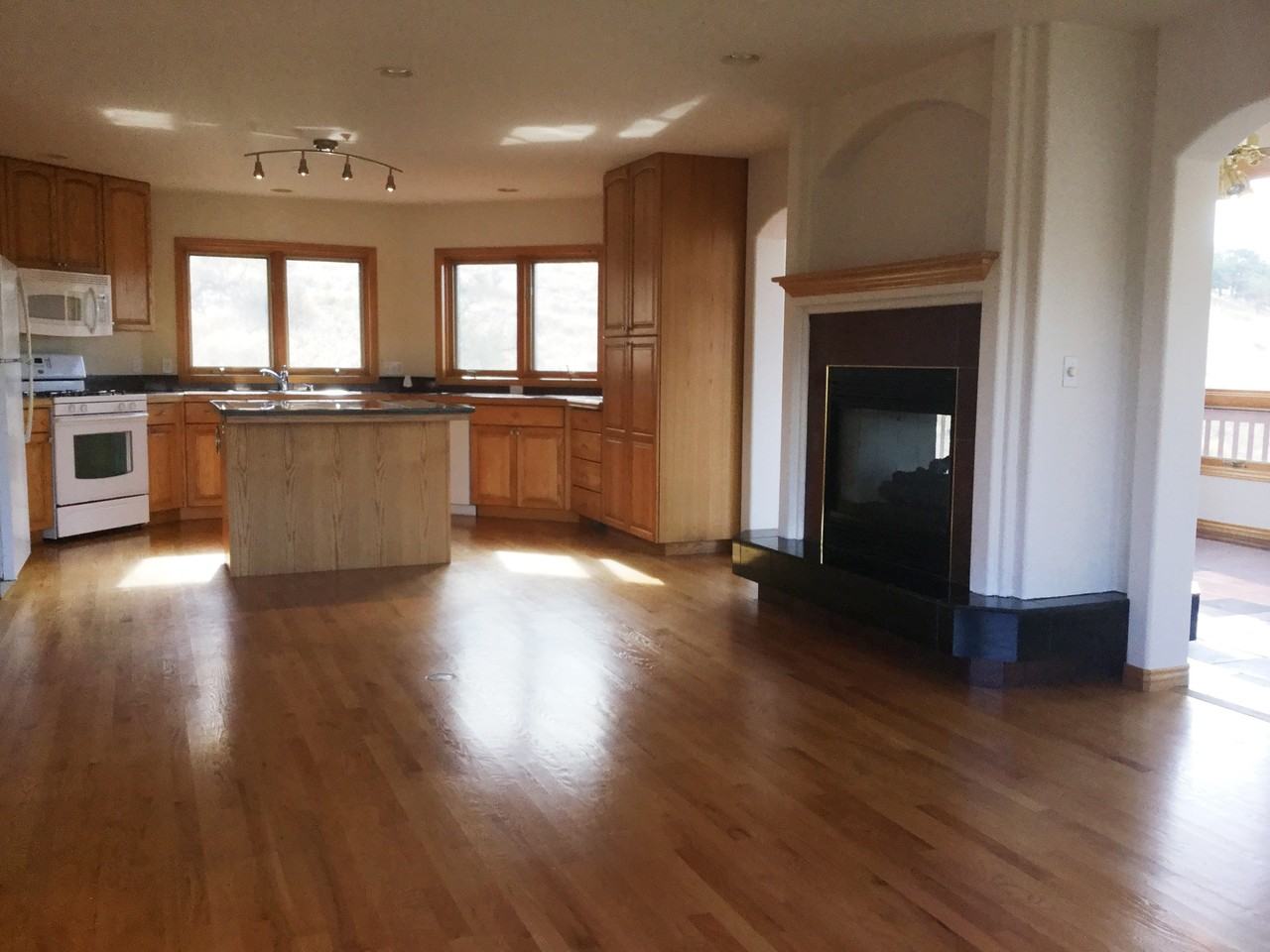 816 Mountain View Dr - Photo 2 of 12