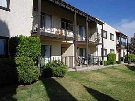 Leorita and Bess Apartments - Photo 3 of 6