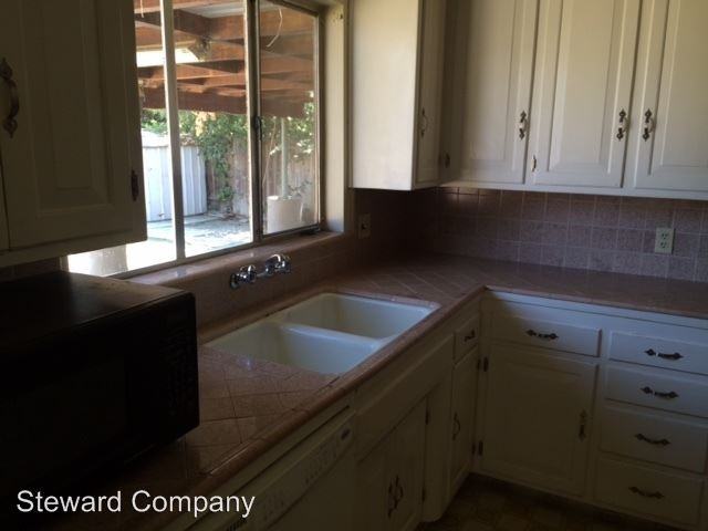 1126 Cypress Ave - Photo 3 of 12