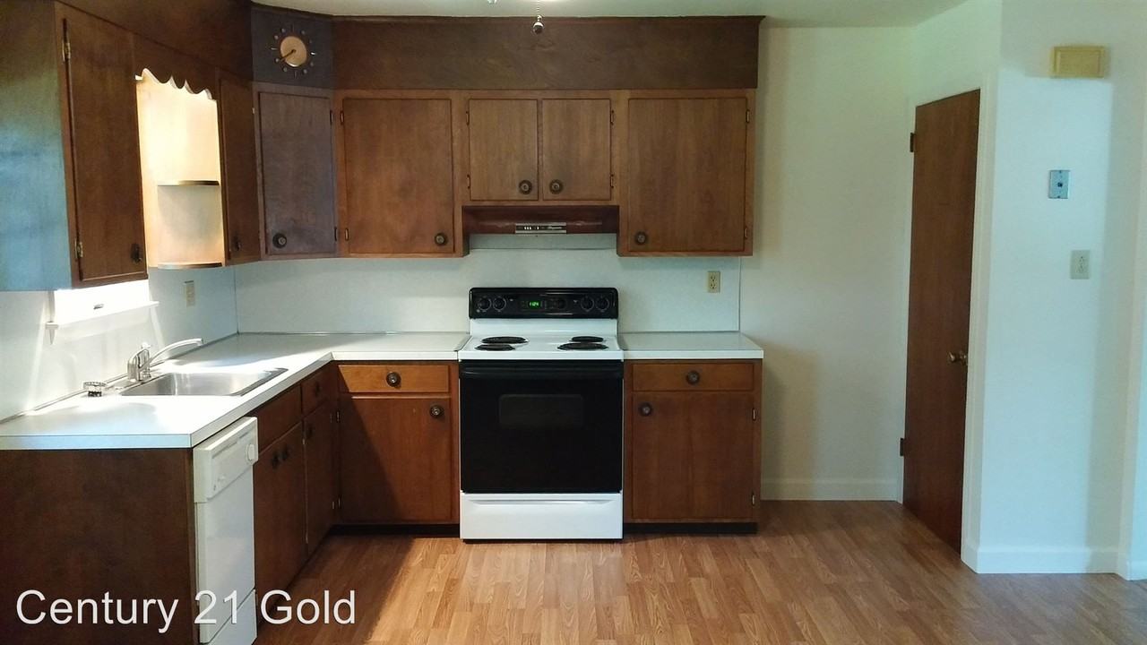 209 S Beech St - Photo 3 of 10