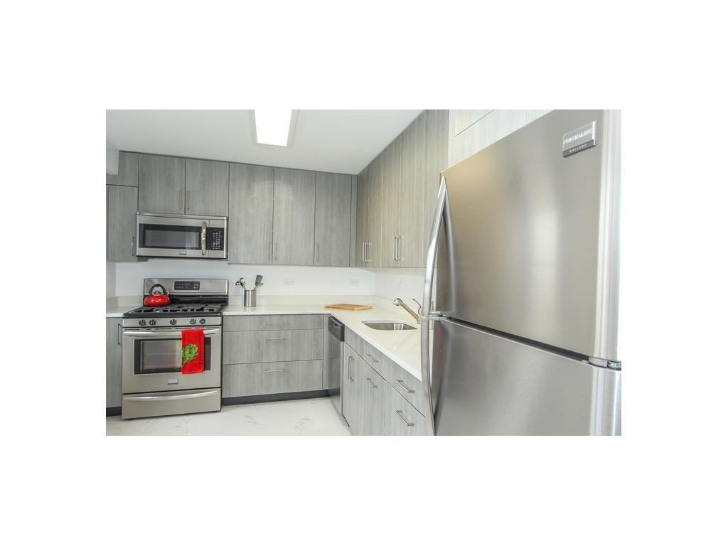 1130 Pelham Parkway South - Photo 2 of 16