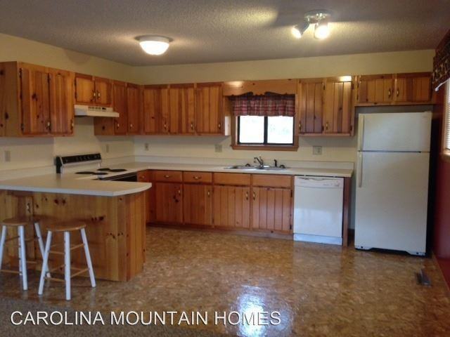 140 Ashley Ln - Photo 3 of 7