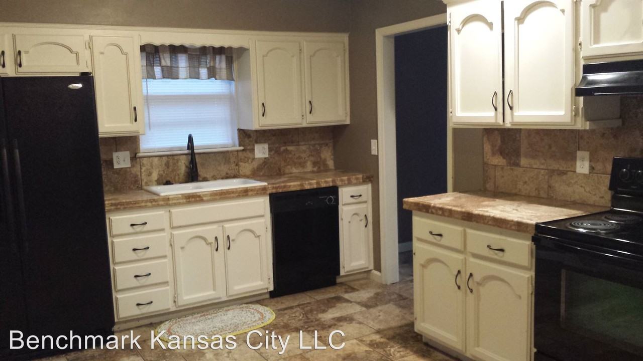 1301 SW 20 St - Photo 3 of 15