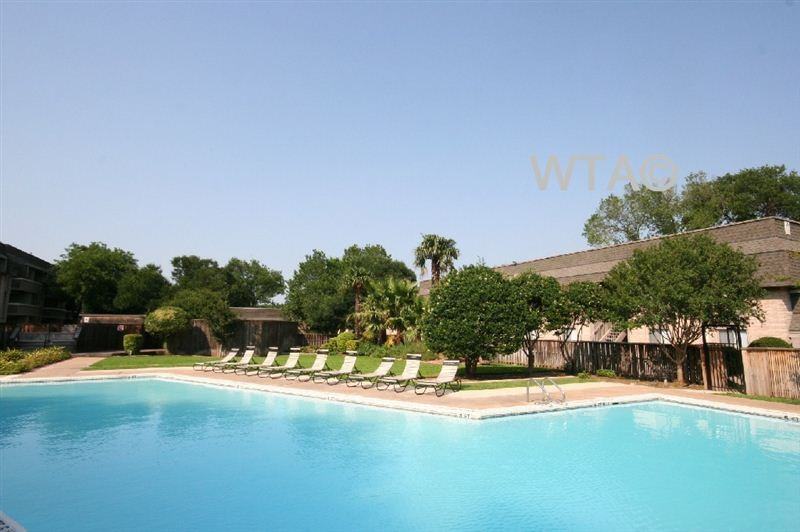 1824 S Interstate 35 - Photo 2 of 7