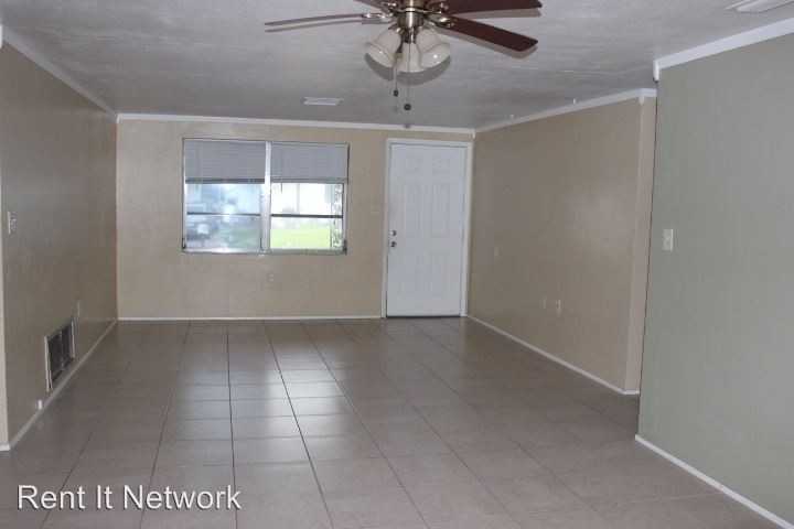 Pasco County Single Family Home - Photo 3 of 17