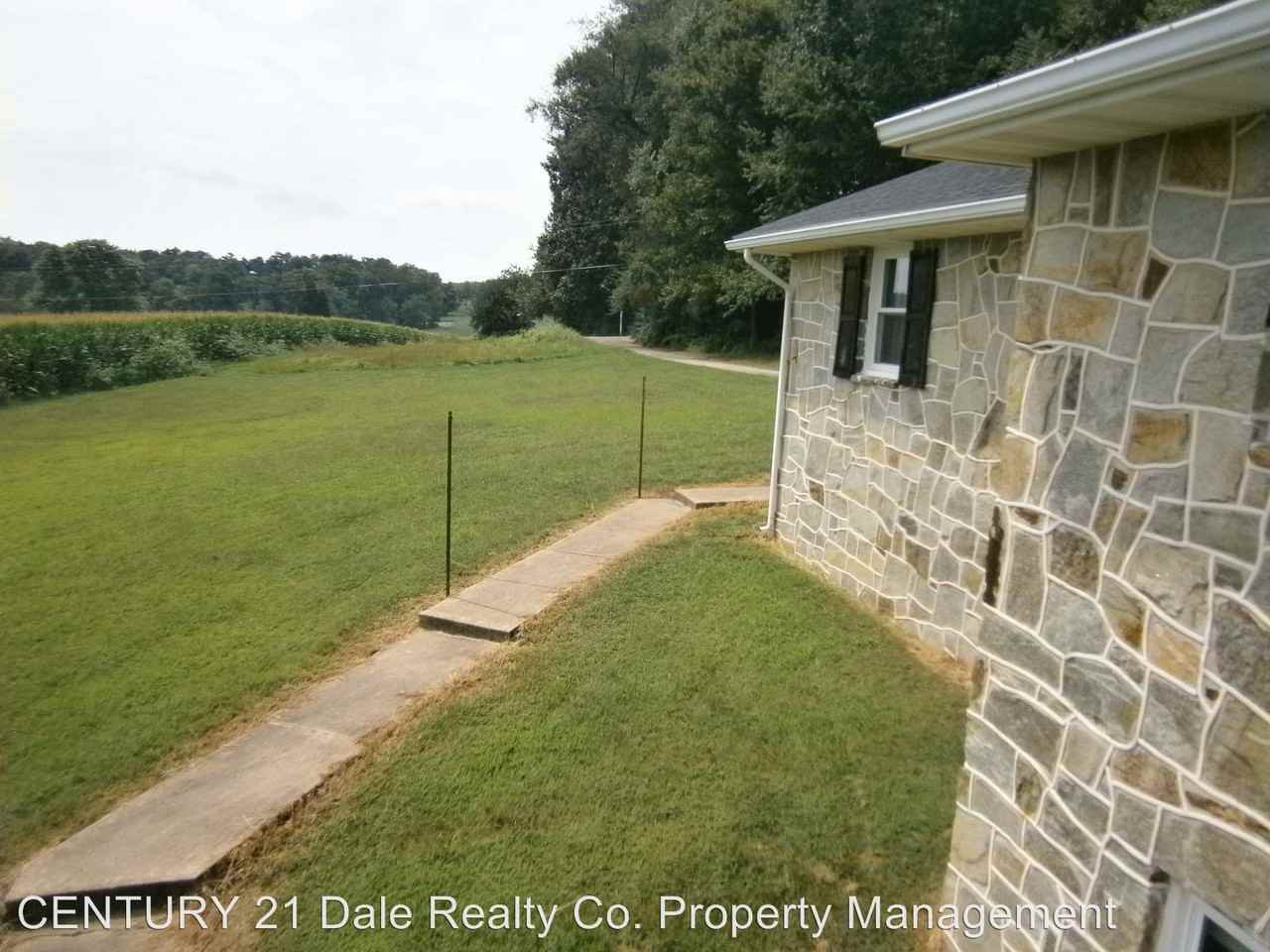 2027 Snyder Ln - Photo 3 of 9