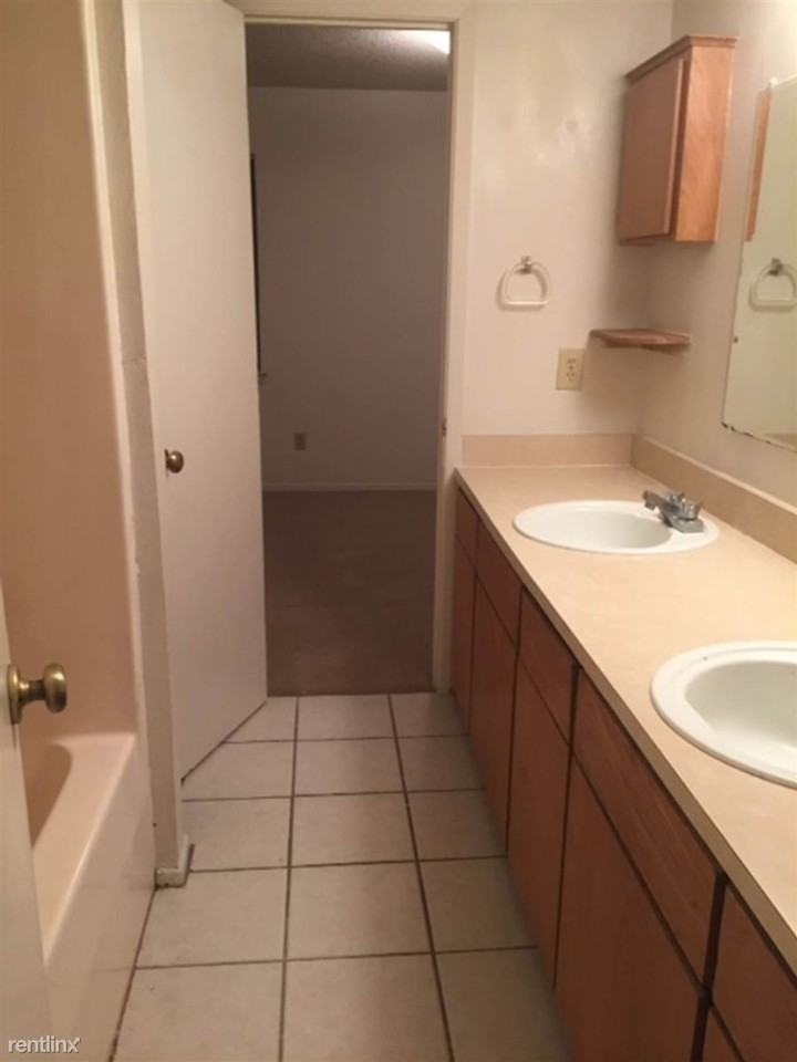 1520 N Spring St - Photo 2 of 11