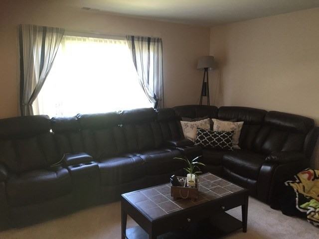 1036 Cove Dr - Photo 2 of 9