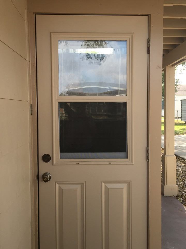 208 N Russ Ave - Photo 2 of 10