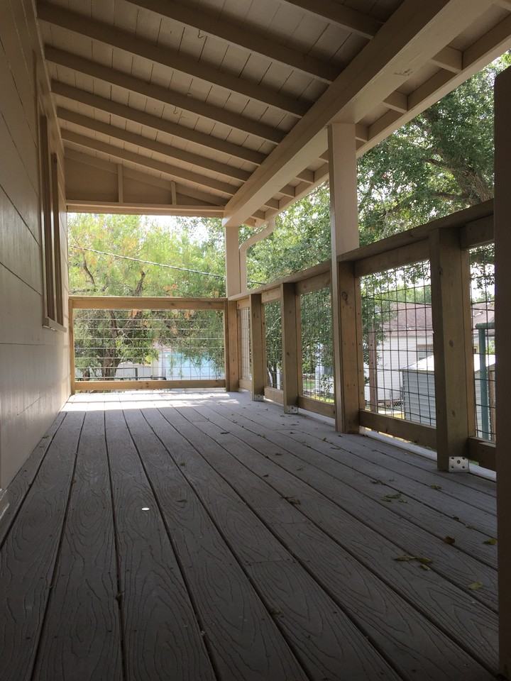 208 N Russ Ave - Photo 3 of 10